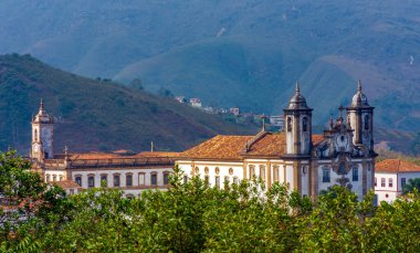 Minas Gerais 'in tarihi kenti Ouro Preto' daki kuleler, kiliseler ve barok cepheleri