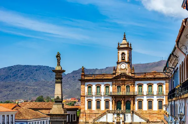 Ouro Preto şehrinin merkez meydanı. Tarihi binaları barok ve sömürge tarzı.