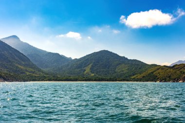 Dağlar ve ormanlarla çevrili Ilhabela adasındaki ünlü Bonete plajına tekneyle geldim.