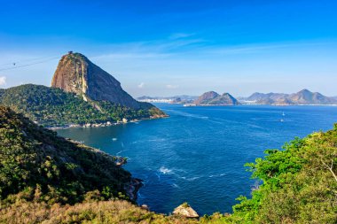 Sugarloaf Dağı ve Rio de Janeiro 'daki Guanabara Körfezi girişi. Arka planda Niteroi şehri ve dağlar var.