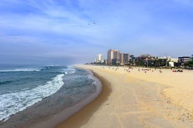 Barra da Tijuca Plajı, Rio de Janeiro şehrinin en ünlü ve popüler plajlarından biri.