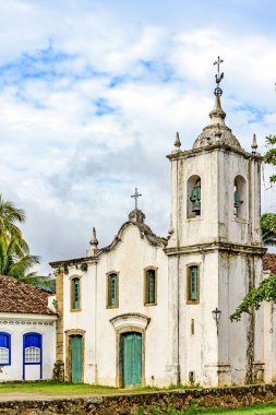 1800 yılında tarihi Paraty şehrinde inşa edilmiş eski bir barok kilisesinin cephesi.