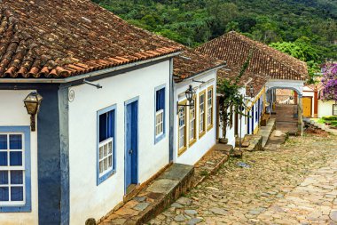 Minas Gerais 'deki Tiradentes şehrinde yamaçtaki eski sömürge tarzı evler.