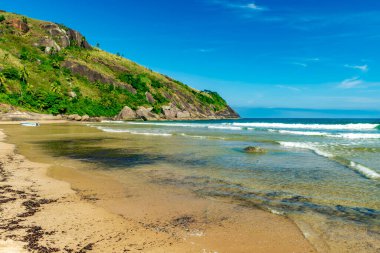 Sao Paulo 'nun kuzey kıyısındaki Ilhabela adasındaki Paradisiacal Bonete plajı.
