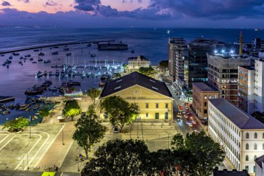 Salvador şehri, All Saints Körfezi ve Bahia eyaletindeki Mercado Modelo 'nun alacakaranlıktaki görüntüsü.
