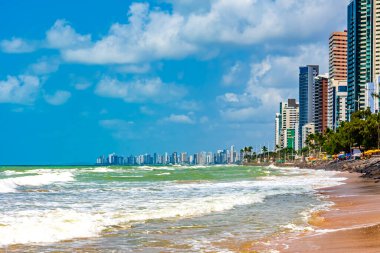 Pernambuco eyaletinin Recife şehrindeki Boa Viagem plajını çevreleyen gökdelenler