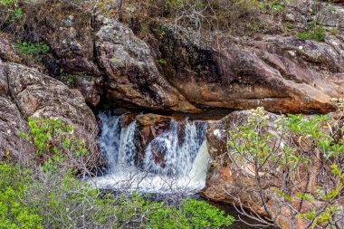 Diamantina 'daki Biribiri dağ sırasının şelale ve bitki örtüsü