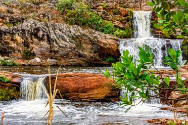 Diamantina 'daki Biribiri dağ sırasının kayaları ve bitki örtüleri arasında şelaleler