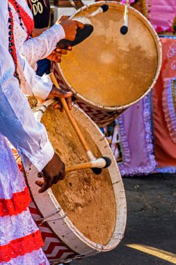 Minas Gerais sokaklarında renkli kıyafetler ve davullar