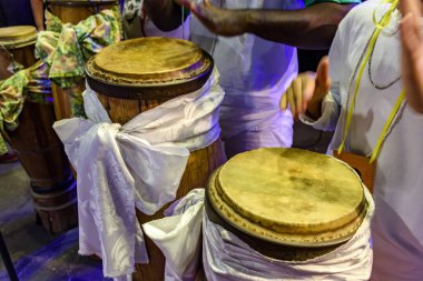Gece vakti Umbanda dini töreninde davullar süslenmiş.