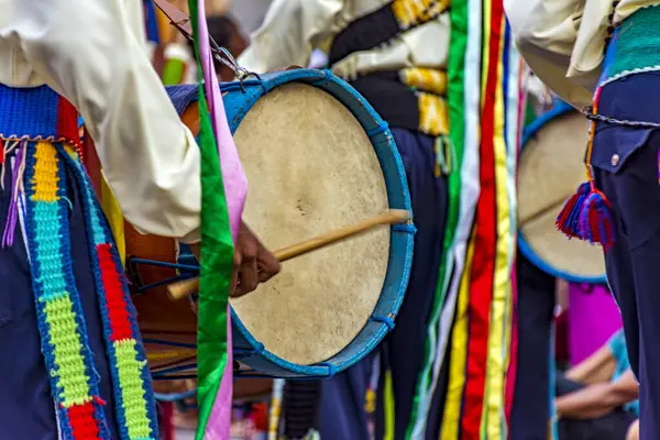 Minas Gerais sokaklarında davul ve renkli Congado giysileri