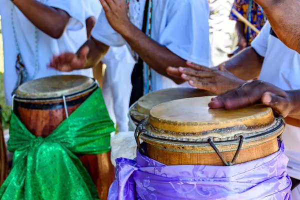 Umbanda 'nın dini töreninde davullar süslenmişti.