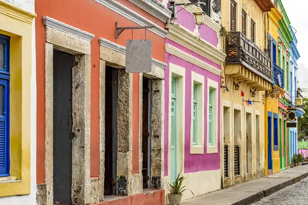 Pernambuco 'daki tarihi Olinda şehrinin sokaklarındaki eski renkli koloni tarzı evler.