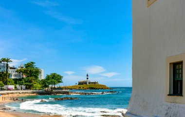Salvador 'daki Porto da Barra Plajı' nda Barra Deniz feneri ve arka plandaki şehir binaları.