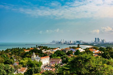 Arka planda Recife kenti ile birlikte tarihi Olinda kenti ön planda yer almaktadır.