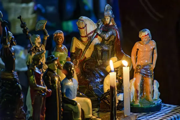 Afro-Brezilya dinlerinde senkronizmin bir sonucu olarak azizlerin ve geleneksel Umbanda ve Katolikliğin varlıklarının sunağı.