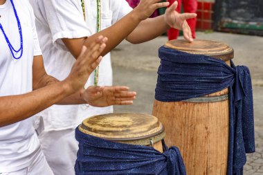 Atabaque, Umbanda şenlikleri sırasında Brezilya sokaklarında çalınan geleneksel bir Afrika davulu.