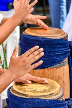 Umbanda şenlikleri sırasında Brezilya sokaklarında geleneksel atabaklar çalınıyor