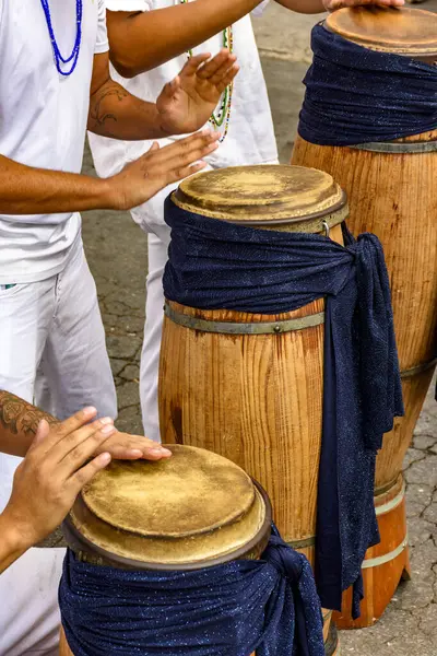 Umbanda şenlikleri sırasında Brezilya sokaklarında davullar