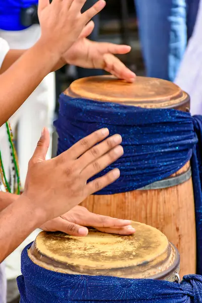 Umbanda şenlikleri sırasında Brezilya sokaklarında geleneksel atabaklar çalınıyor