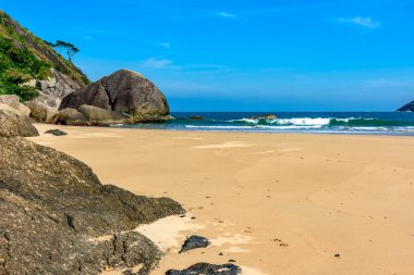 Sao Paulo kıyısındaki Ilhabela adasındaki Bonete sahilindeki kayalar ve deniz.