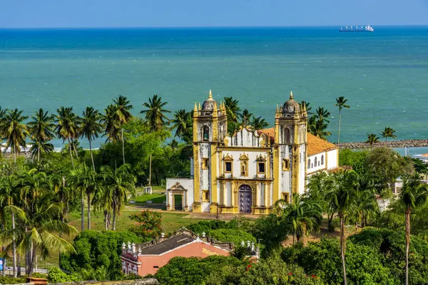 Pernambuco 'nun tarihi kenti Olinda' da deniz kenarındaki tarihi kilise.
