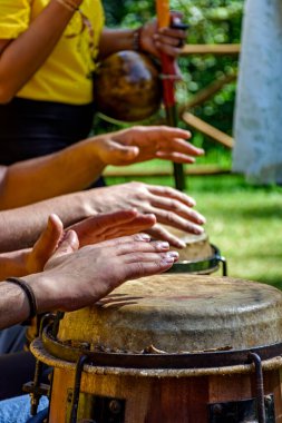 Brezilya Capoeira 'sında berimbau ve atabaque çalan müzisyenler