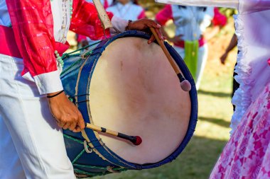 Minas Gerais 'deki tipik dini Congado festivalinde davul ve renkli kıyafetler.