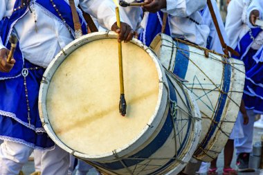 Minas Gerais 'deki dini Congado festivali sırasında ahşap bateri ve renkli kıyafetleriyle müzisyenler.