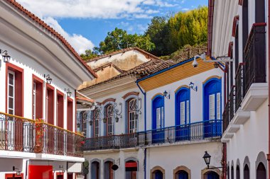 Minas Gerais 'deki tarihi Ouro Preto şehrindeki eski koloni evleri ve balkonları.