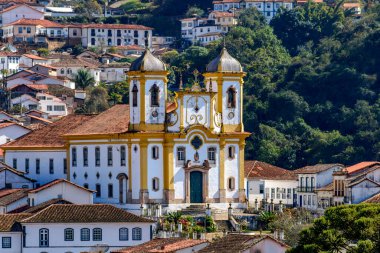 Kiliseleri ve tarihi binalarıyla eski Ouro Preto kenti