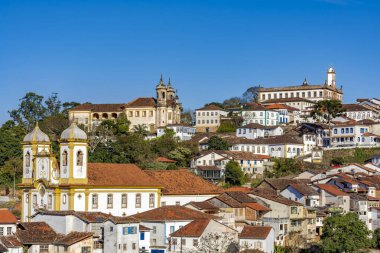 Barok ve Koloni tarzında kilise ve malikaneleri olan tarihi Ouro Preto şehri manzarası
