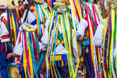 Congado, tipik ve renkli kıyafetleriyle Belo Horizonte sokaklarında geçit töreni yapıyor.