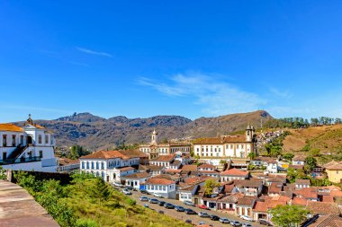 Ouro Preto 'nun tarihi şehrinin üstünden görünen Panorama