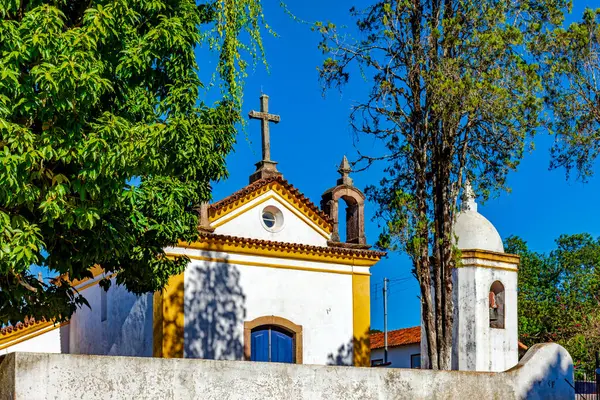 Minas Gerais 'deki Ouro Preto şehrinde taş haçlı eski bir kilise.