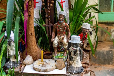 Umbanda ve Hıristiyanlık, tanrılar ve dini nesneler ile birlikte bitkiler arasında bir mihrapta karışıyor.