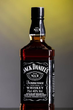 Bir şişe viskinin fotoğrafı.