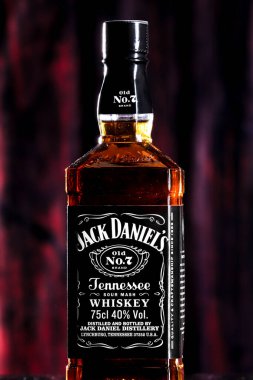 Bir şişe viskinin fotoğrafı.