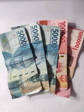 İzole edilmiş arka plana sahip yığılmış Endonezya banknotlarını kapat.