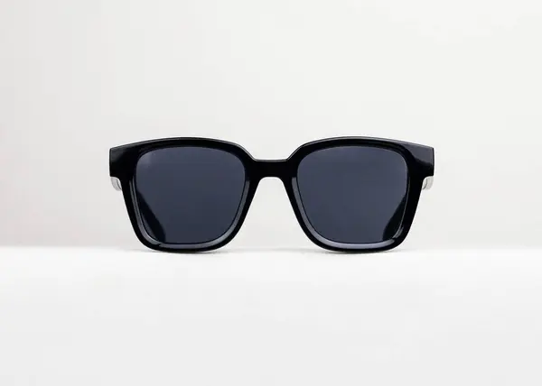 Beyaz arkaplanda siyah kare güneş gözlüğü, ön manzara