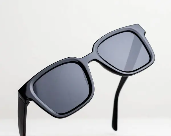 Siyah kare güneş gözlüklerinin yakın plan görüntüsü, beyaz arkaplanda izole.