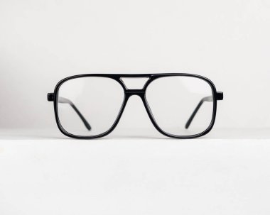 Beyaz arkaplanda klasik havacı gözlükleri.