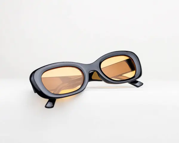 Renkli dikdörtgen güneş gözlükleri, acayip bir görünüş ve sarı lens ve siyah çerçeveli şık güneş gözlükleri.