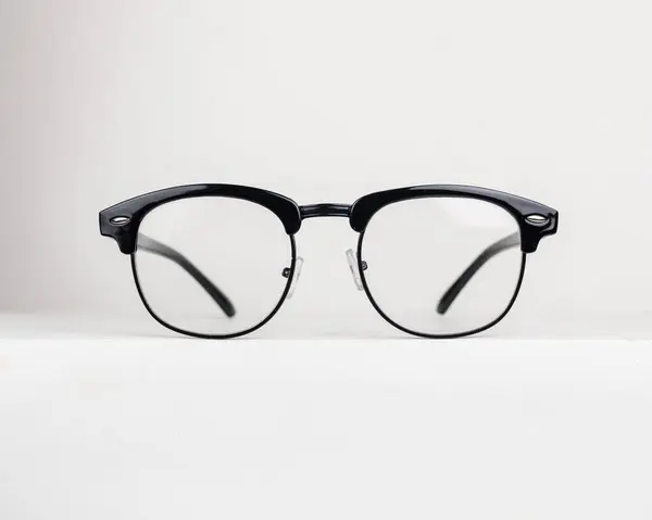 Beyaz arka planda ebedi kulüp müdürü gözlükleri. Yuvarlak profil kulüp müdürü gözlükleri ve metal jantlar çerçevesi