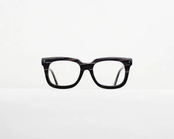 Beyaz arkaplanda izole edilmiş klasik kalın kare gözlük çerçevesi