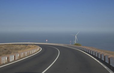 Kanarya Adaları 'ndaki La Gomera adasında ufuk ve deniz manzaralı kıvrımlı bir yol