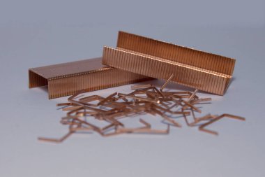 Beyaz arka planda bakır zımba seti