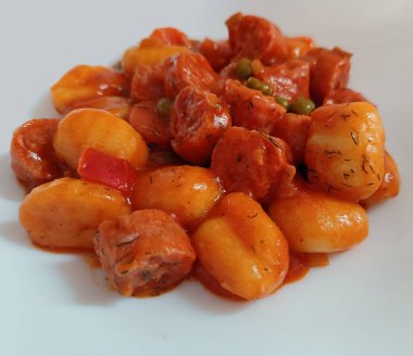 Lezzetli sosisli gnocchi.
