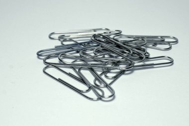 Beyaz arka planda metal klipler - okul malzemeleri