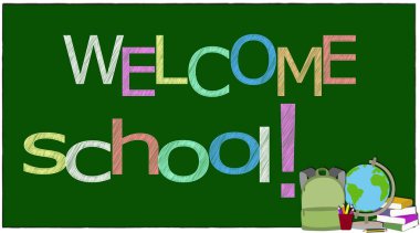 Tahtada renkli tebeşirle karşılama okulu yazıyor. Okul malzemeleri.